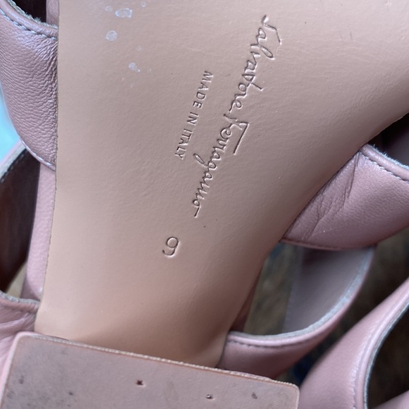 Womens Salvatore ferregamo heel shoes size 9 check them out very nice thanks 🙏 - Picture 7 of 9